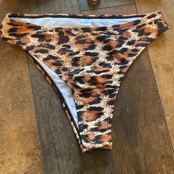 Medium cheetah bikini with removal padding - Picture 2 of 7